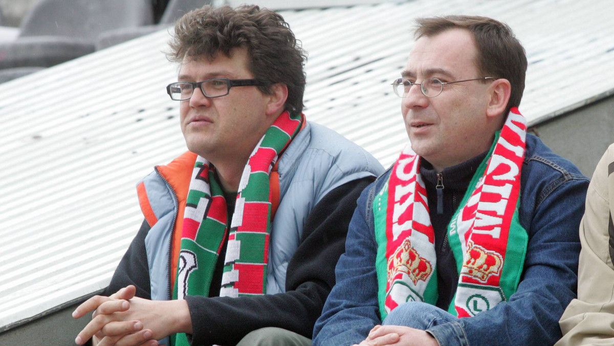 Mariusz Kamiński i Maciej Wąsik na meczu piłki nożnej w Warszawie w 2006 r.