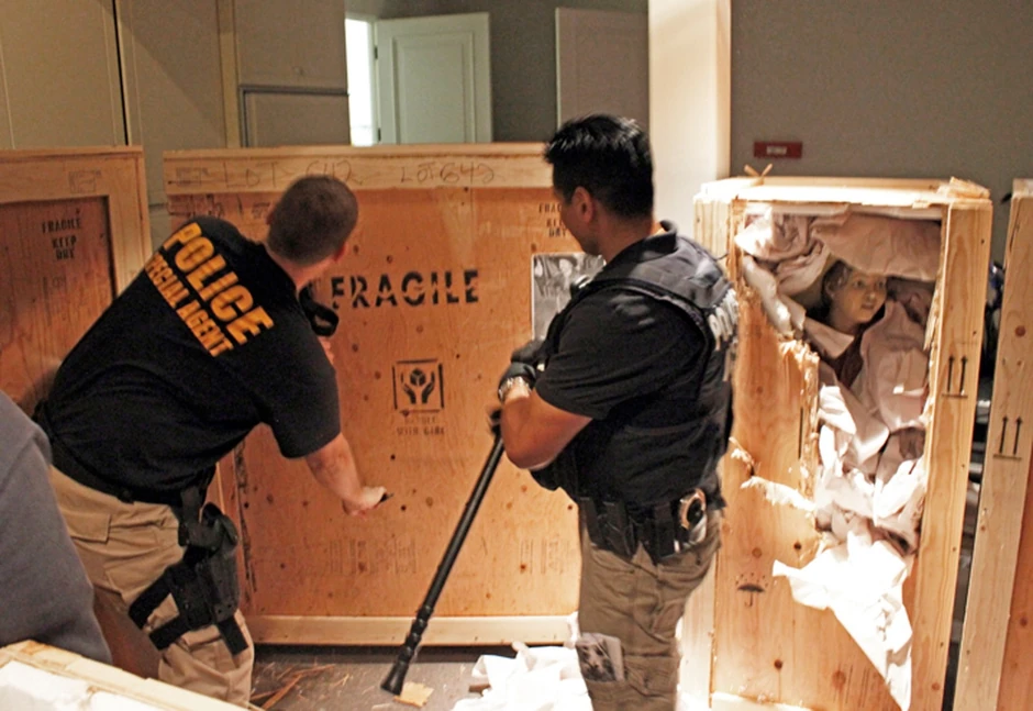 Američki agenti otvaraju kutije s dragocenim umetninama iz Mangueove vile