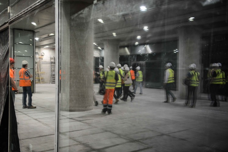 Peron stacji „Świętokrzyska” na drugiej linii metra znajduje się na głębokości 19 m pod poziomem ulicy, co sprawia, że jest to jedna z najgłębiej usytuowanych stacji. Głębsza od Świętokrzyskiej jest tylko stacja Nowy Świat, której peron jest o 4 m niżej względem poziomu ulicy. <br>
Na zdjęciu: Peron stacji „Świętokrzyska”.
<br><br>fot. (mgo) PAP/Jakub Kamiński