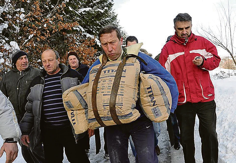 Pretrčao je 100 metara za 25,3 sekunde - ali noseći na sebi džakove sa 50 kilograma cementa