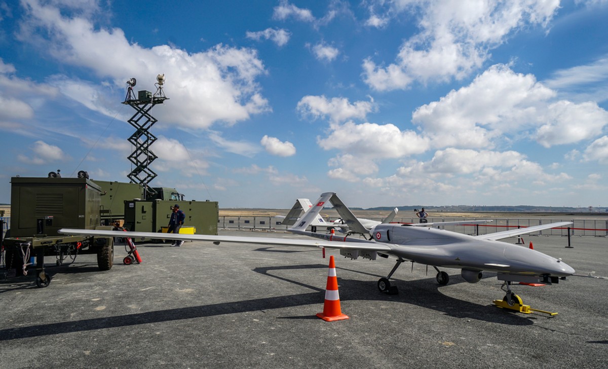 Dron Bayraktar na tureckim lotnisku w Istambule