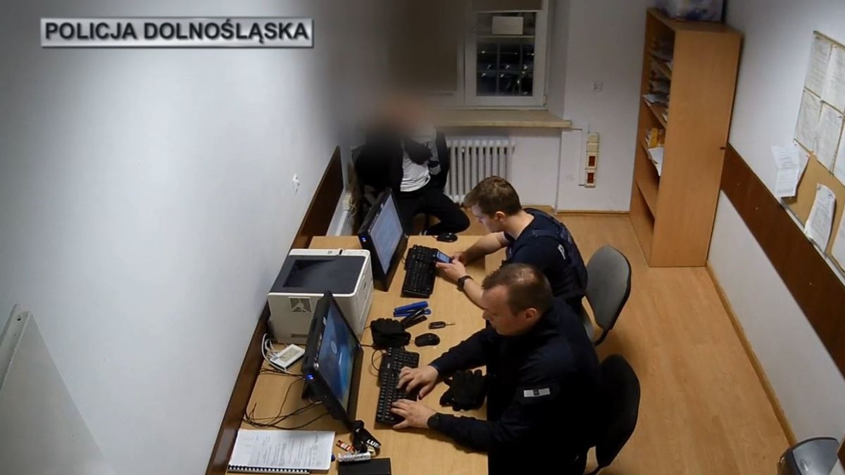 Kolejny atak na ratownika medycznego. 45-latek groził śmiercią także policjantowi