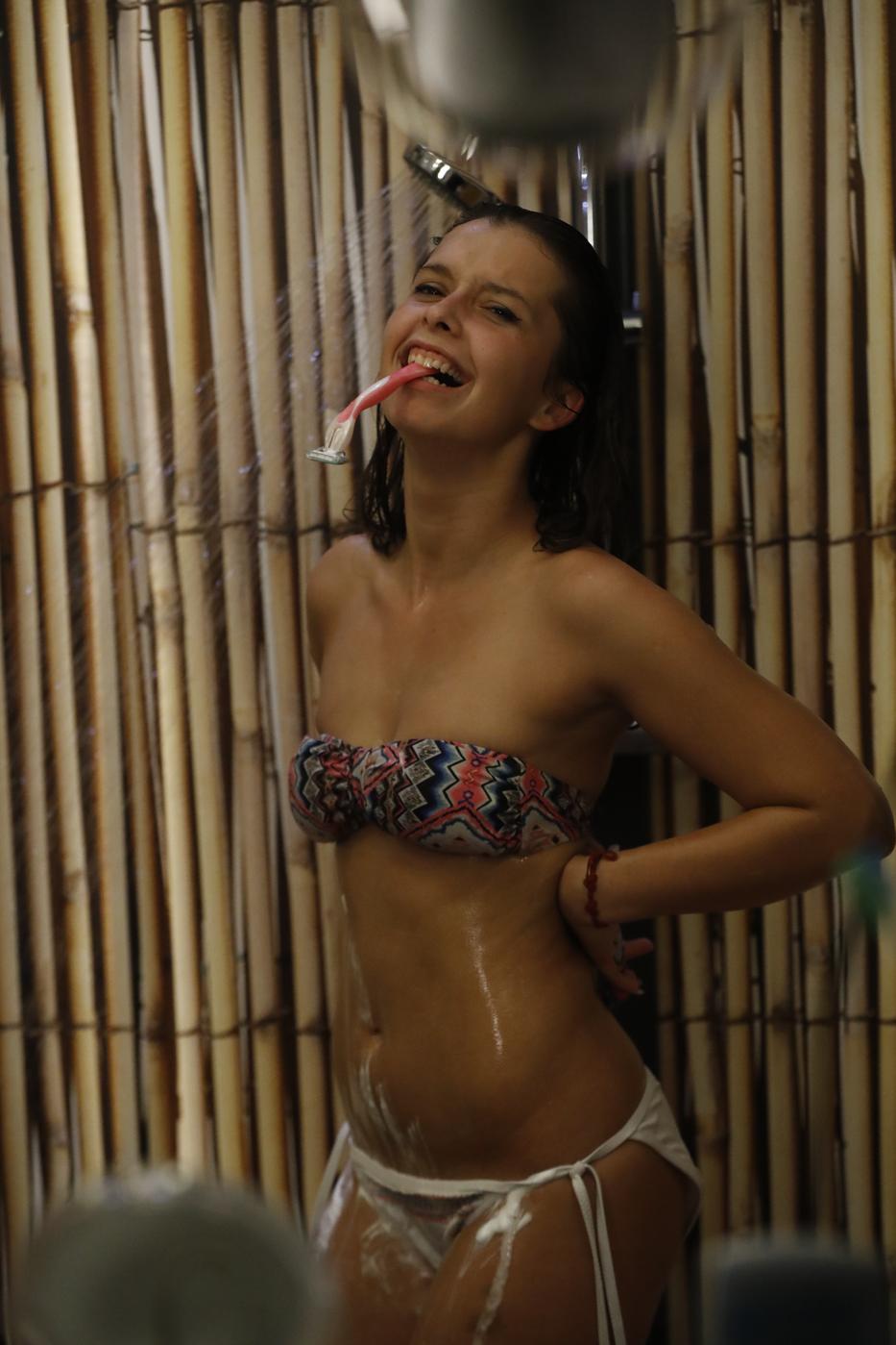 Dina legszívesebben a zuhany alá is Lórival menne /Fotó: RAS Archív