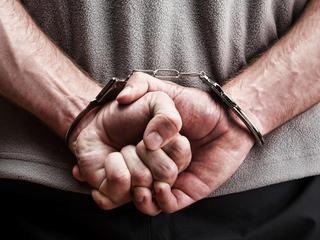 Criminal in handcuffs  złodziej kradzież przestępstwo przestępczość więzienie 