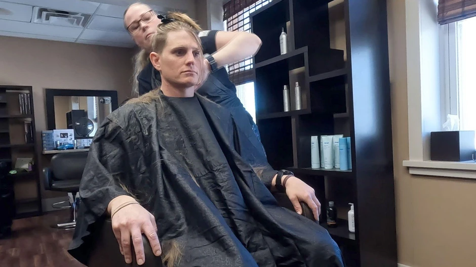 Kara je odsekla kosu da bi mogla da prisustvju ceremoniji | Foto: Kara Corcoran