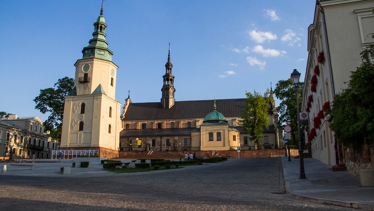 Mieszkał w toalecie przy kieleckiej katedrze. Teraz dostanie mieszkanie komunalne