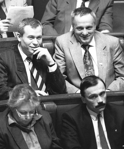 Od góry Marek Jurek i Stefan Niesiołowski, na dole Jan Łopuszański podczas posiedzenia Sejmu 7 stycznia 1993 r.