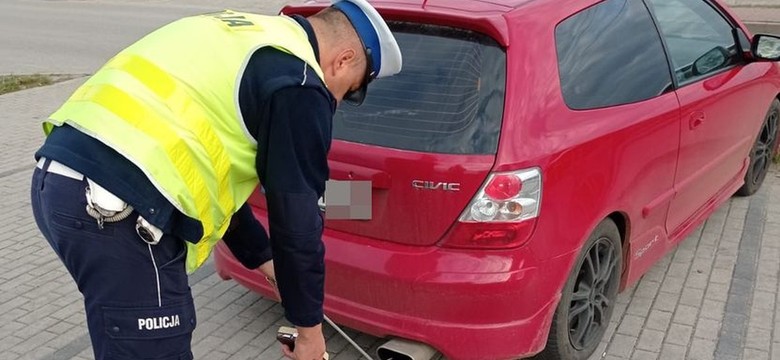 Policja ma nowy bat na kierowców. Badanie sonometrem podczas kontroli drogowej