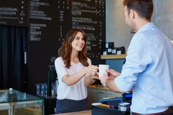 Tańsza kawa dla klientów, którzy przyjdą ze swoją filiżanką, łyżeczką i cukrem! TAKIE rzeczy tylko w...