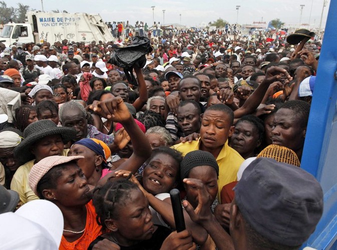 Świat zaczął organizować pomoc, ale sytuacja na Haiti była dramatyczna