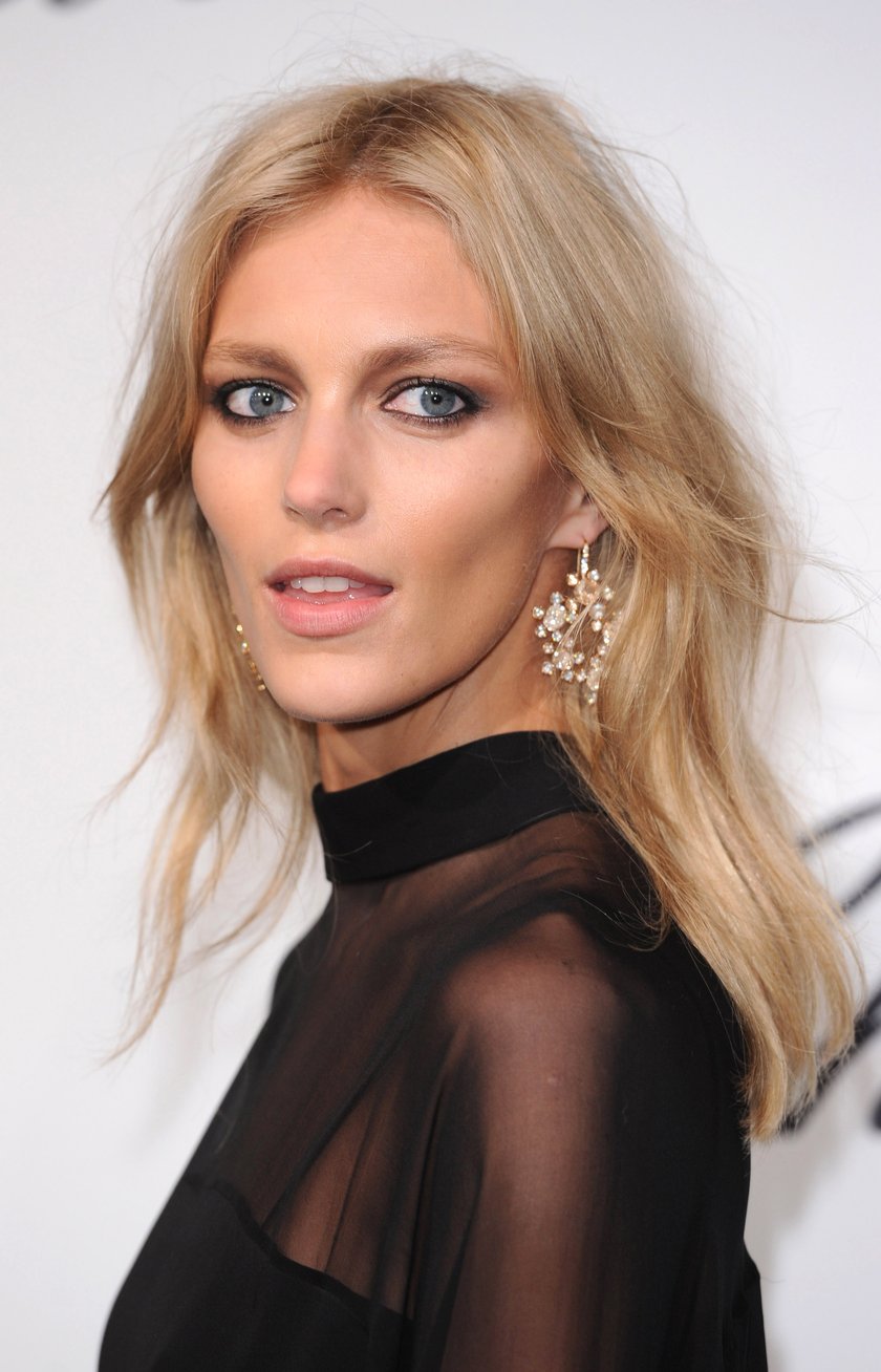 Anja Rubik w czarnej sukience