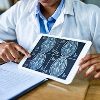 A gyógyíthatatlan daganattal diagnosztizált orvos már egy éve rákmentes ezzel a kezeléssel