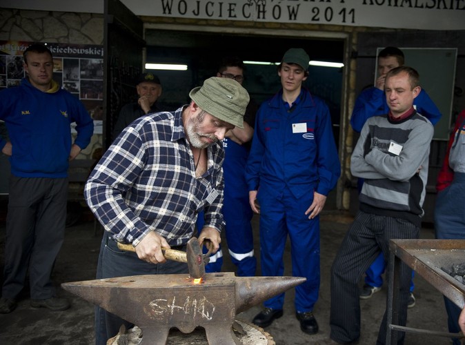 Uczniowie patrzą, jak wykuwać drobne przedmioty