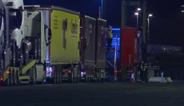 Desperacka próba migrantów. Chcieli dostać się na ciężarówki zmierzające z Francji do Wielkiej Brytanii