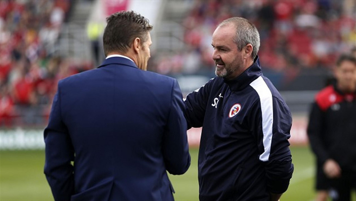 Sprawujący pieczę nad zespołem U-21 Martin Kuhl został tymczasowym menedżerem Reading, po tym jak w piątek rano klub z Madejski Stadium zwolnił Steve'a Clarke'a i jego asystenta Kevina Keena.