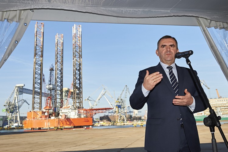 Jak wyjaśnia resort, przebudowa platformy jest istotną częścią projektu zagospodarowania złoża B8, którego finansowanie poza komercyjnymi bankami zapewnia również program Inwestycje Polskie.  <br>
Na zdj. Minister skarbu Włodzimierz Karpiński przemawia, 30 bm. w Stoczni Remontowej Nauta w Gdyni. (aw/cat) PAP/Adam Warżawa
