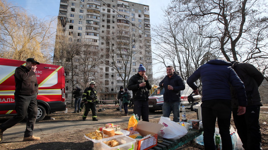 W 20-piętrowym bloku zostały cztery rodziny. Kijów wstrzymuje oddech