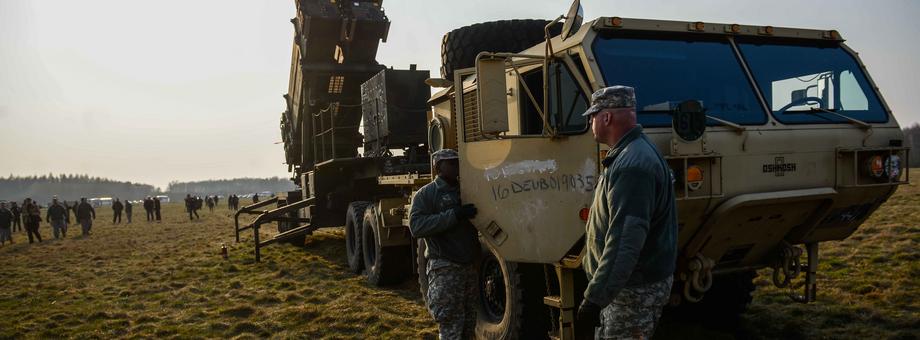 System przeciwlotniczy i przeciwrakietowy Patriot na poligonie w Sochaczewie (woj. mazowieckim). Producent Patriotów, amerykańska firma Raytheon, to drugi największy koncern zbrojeniowy na świecie. Tę broń kupuje także Polska.