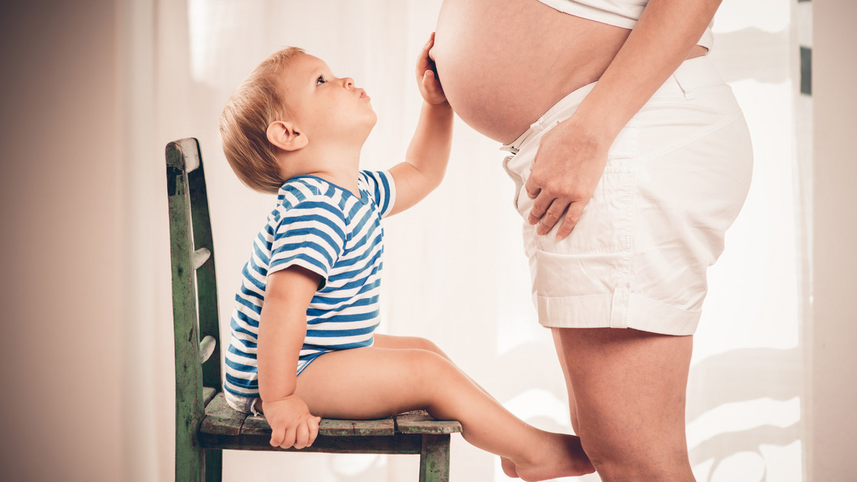 Pewna mama wymyśliła oryginalny sposób, jak powiedzieć swojemu synkowi, że będzie miał rodzeństwo. Chłopiec bardzo chciał mieć braciszka lub siostrzyczkę, więc kobieta chciała przekazać mu tę wiadomość w wyjątkowy sposób. Udało jej się.