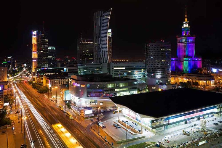 Czwarty kwartał 2015 roku będzie niezwykle ważny dla dwóch największych krajów Europy Środkowej i Wschodniej – Polski i Rumunii.  W październiku, w Polsce odbyły się wybory parlamentarne, które doprowadziły o upadku rządu sprzyjającego biznesowi. Ta prognoza Startfor już się spełniła - władza trafiła w ręce największej partii opozycyjnej, która będzie dążyć do odwrócenia niektórych polityk realizowanych przez obecną administrację.
<br>br>
Nowy rząd może doprowadzić m.in. do nałożenia wyższych podatków na sektor bankowy oraz obniżenia wieku emerytalnego. Wewnętrzne przetasowania politycznie nie będą miały jednak większego wpływu na politykę zagraniczną Polski, która nadal będzie opierać się na członkostwie w UE i NATO oraz twardym stanowisku wobec Rosji.
<br>br>
Również Rumunia będzie musiała zmierzyć się z zawirowaniami politycznymi. Premier Victor Ponta będzie walczyć z presją opozycji, która dąży do jego dymisji oraz z tarciami wewnątrz własnej partii. Podobnie jak w Polsce, polityka wewnętrzna nie wpłynie jednak na rewizję priorytetów polityki zagranicznej, które obejmują utrzymanie bliskich więzi z USA i NATO.
<br>br>
Z kolei w Szwecji i Finlandii powróci dyskusja na temat  ewentualnego członkostwa w NATO. Groźba rosyjskiej agresji skłoni przywódców tych krajów do rozważenia przyłączenia się do sojuszu, z którym już teraz Finlandię i Szwecję łączą bliskie relacje. Podczas gdy opinia publiczna w Szwecji powoli przekonuje się do NATO, Sztokholm nie wykona żadnego ruchu bez wsparcia ze strony Helsinek.