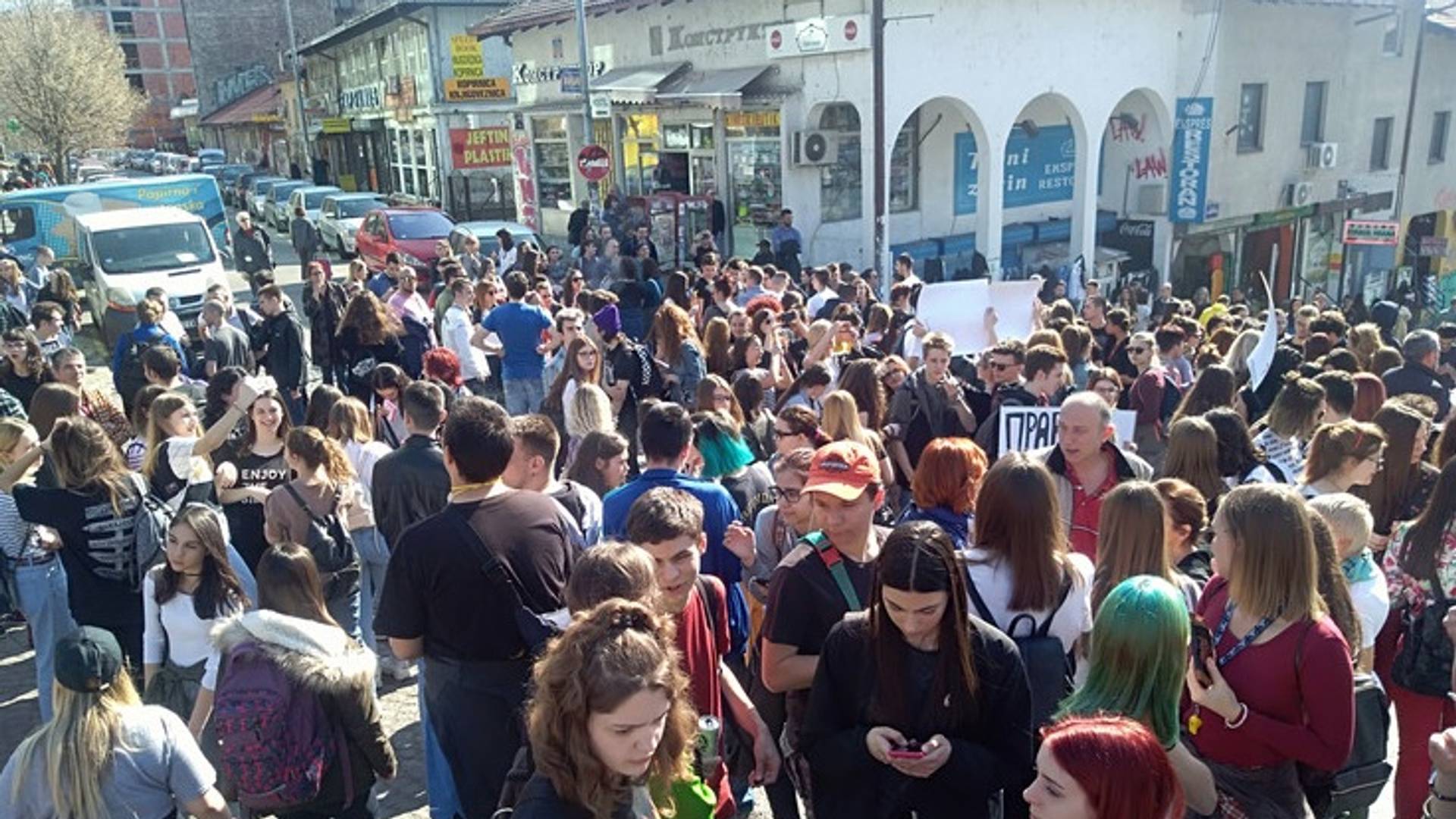 Prizori sa protesta gimnazijalaca zbog uhapšenog druga - veličanstveni i strašni u isto vreme