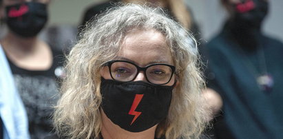 Kłótnia na spotkaniu Strajku Kobiet. Marta Lempart dostała mop i wiadro z napisem "Będziesz sprzątać sama"