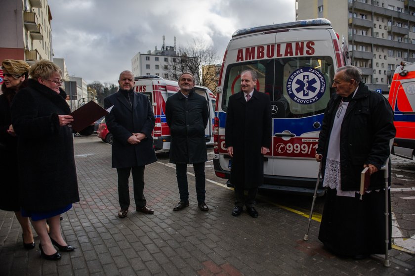 Gdynia. Miejska Stacja Pogotowia Ratunkowego. Uroczystość przekazania nowych ambulansów ratownictwa medycznego. Nz. Beata Pająk-Michalik - dyrektor Stacji Pogotowia, Marek Stępa - wiceprezydent Gdyni, Wojciech Szczurek - prezydent Gdyni oraz Dariusz Drelic