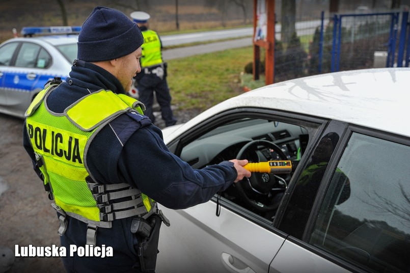 Policjant kontroluje trzeźwość kierowcy