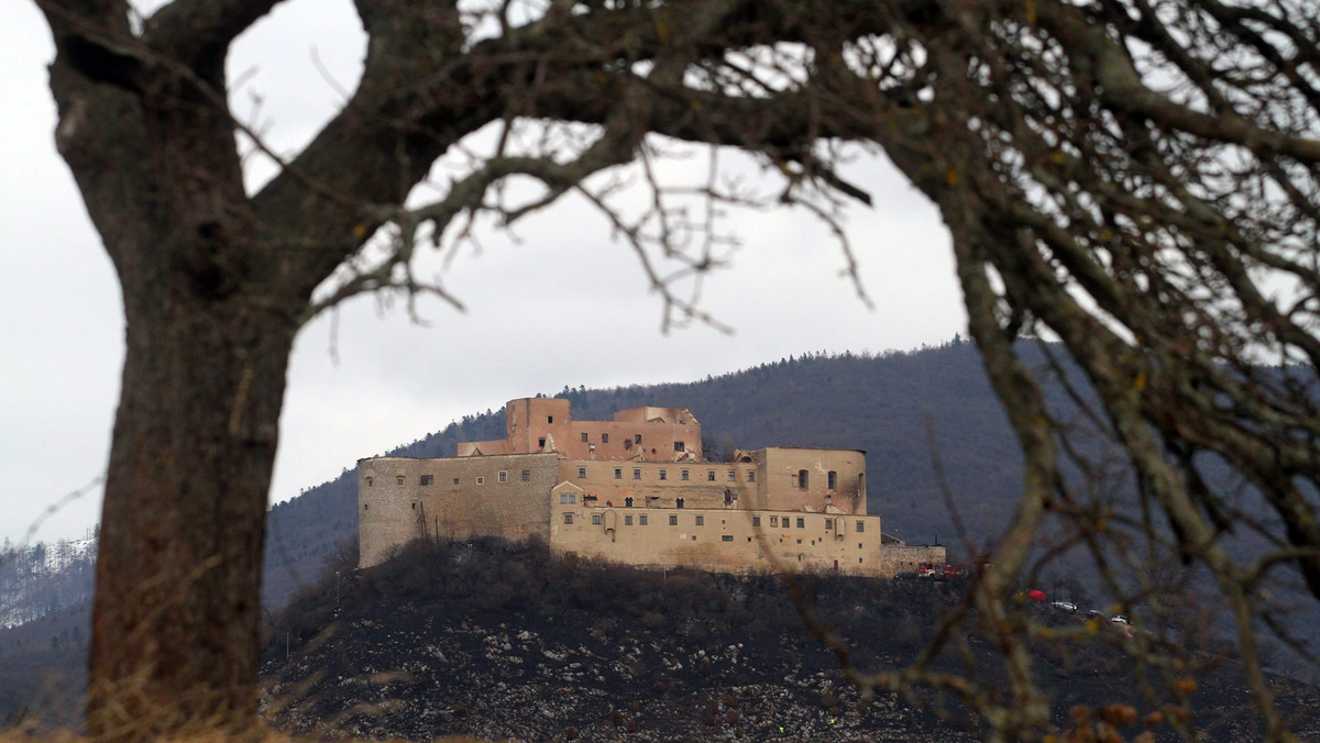 Sobotni pożar, który poważnie uszkodził zamek Krasna Horka w południowo-wschodniej Słowacji, wywołało dwóch chłopców w wieku 11 i 12 lat eksperymentujących z papierosami - poinformowała w poniedziałek słowacka policja.