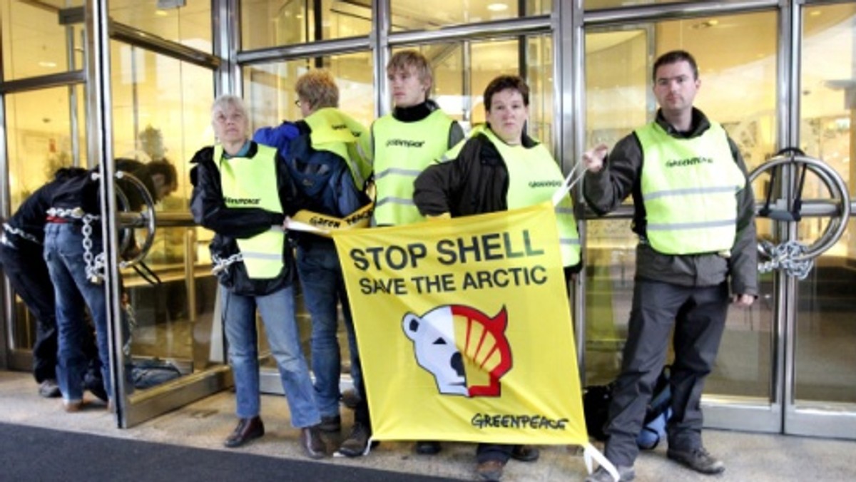 Greenpeace przejął kontrolę nad siedzibą główną firmy Shell, a dyrektorka holenderskiego biura organizacji - Sylvia Borren, wprowadziła się do biura byłego dyrektora generalnego firmy - Petera Vosera.