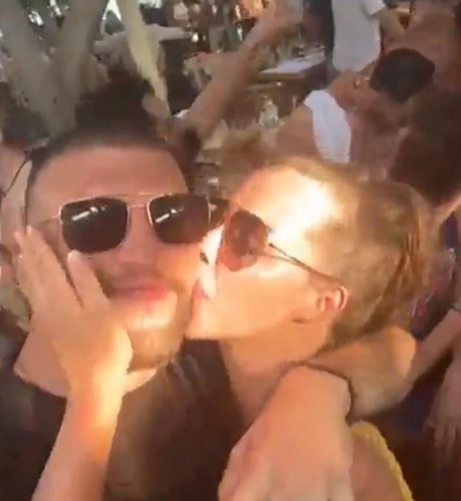 Veljko i Bogdana se provode na žurci na moru