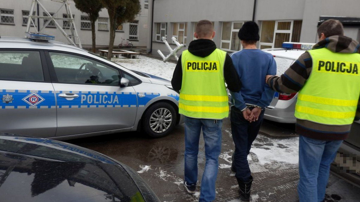 Sandomierscy policjanci zatrzymali trzech mężczyzn, którzy w przebraniu kolędników odwiedzali mieszkańców miasta. Jak się okazało, nie chodziło im o kolędowanie. W jednym z domów wykorzystali nieuwagę 74-letniej kobiety i ukradli jej portfel. Policja sprawdza, czy nie mają na sumieniu innych kradzieży.