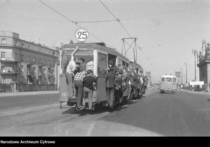 QUIZ mocno sentymentalny. Życie codzienne PRL. Ostatnie pytanie o bułka z masłem
