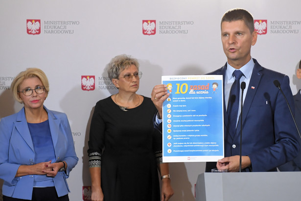 Warszawa, 28.08.2020. Minister edukacji narodowej Dariusz Piontkowski (P) i sekretarz stanu w Ministerstwie Edukacji Narodowej Marzena Machałek (L) podczas konferencji prasowej w siedzibie resortu, 28 bm. Temat konferencji to bezpieczny powrót uczniów do szkół. (sko) PAP/Radek Pietruszka