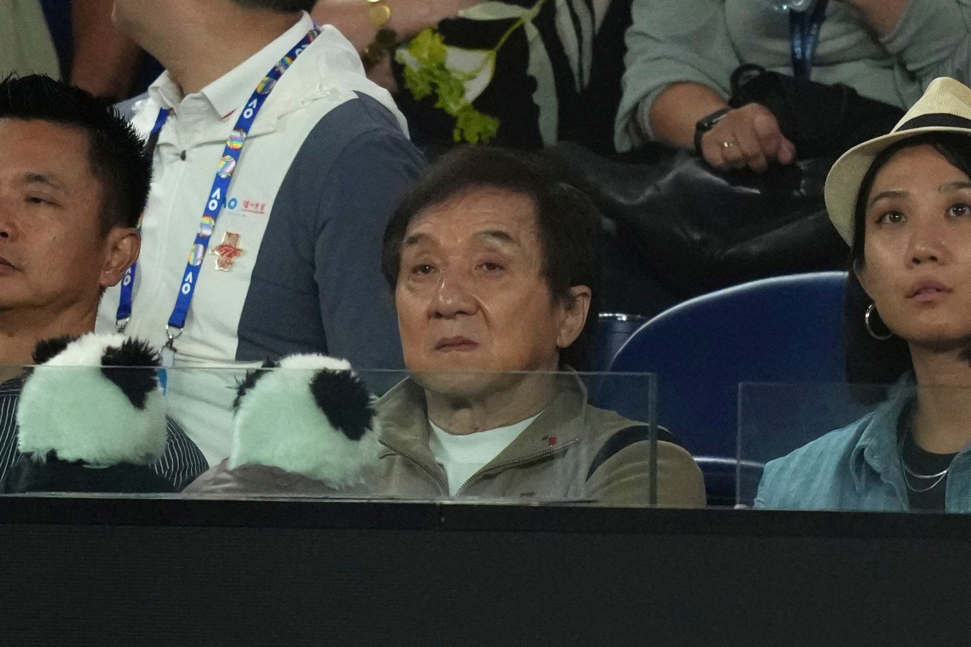 Herec Jackie Chan (uprostred) sleduje finálový zápas ženskej dvojhry medzi Bieloruskou Arinou Sobolenkovou a Američankou Madison Keysovou.