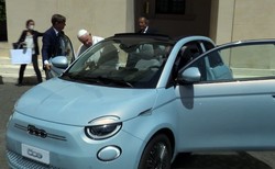 Nowy Fiat 500 na Watykanie. Papież Franciszek sprawdza elektryczne auto