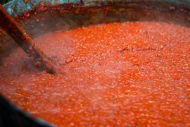 Srpske domaćice AJVAR i ove godine prave NA NADIN NAČIN: Provereni domaći recept nema konkurenciju, postupak objašnjen do detalja