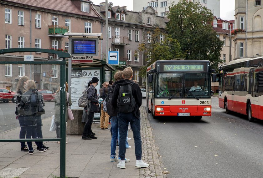 Rzadziej kursuje komunikacja miejska, m.in. linia 262.