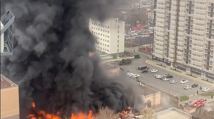 Hatalmas tűz ütött ki az orosz FSZB épülete mellett, egy ember meghalt / Fotó: Twitter 