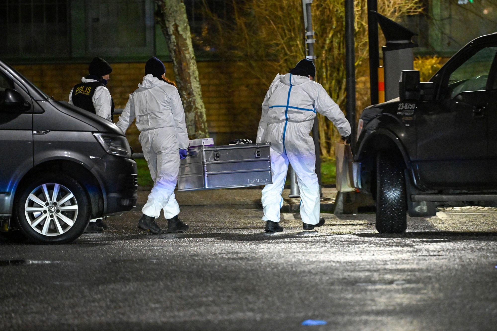 Pohotovostné služby pracujú na mieste streľby v Campus Risbergska School.