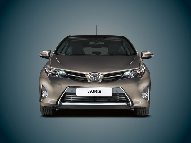 Nowa Toyota AURIS Nowa Toyota Auris to druga generacja tego kompaktowego auta. Teraz z zupełnie nową dynamiczną stylistyką, nowymi elementami wyposażenia i wyjatkową jakością zastosowanych materiałów. Silniki dopracowane pod kątem niskiego spalania i wysokich osiągów. Jako jedyne w tym segmencie auto oferuje trzy różne źródła napędu: silniki benzynowe, diesla oraz hybrydę. Wkrótce także w wersji kombi!