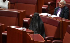 Przeciwna imigracji senator zjawiła się w autralijskim parlamencie w burce. To fanka Donalda Trumpa