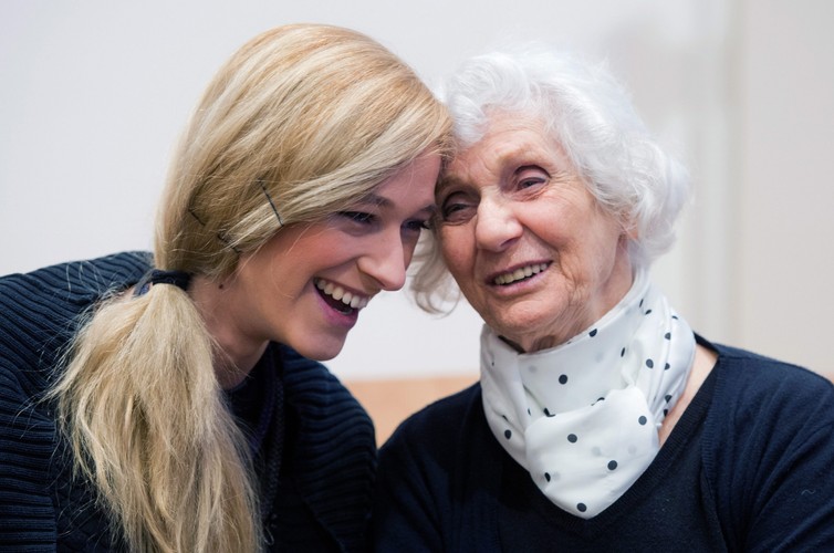 Eva Pusztai-Fahidi, była więźniarka Auschwitz, i jej wnuczka Luca Hartai