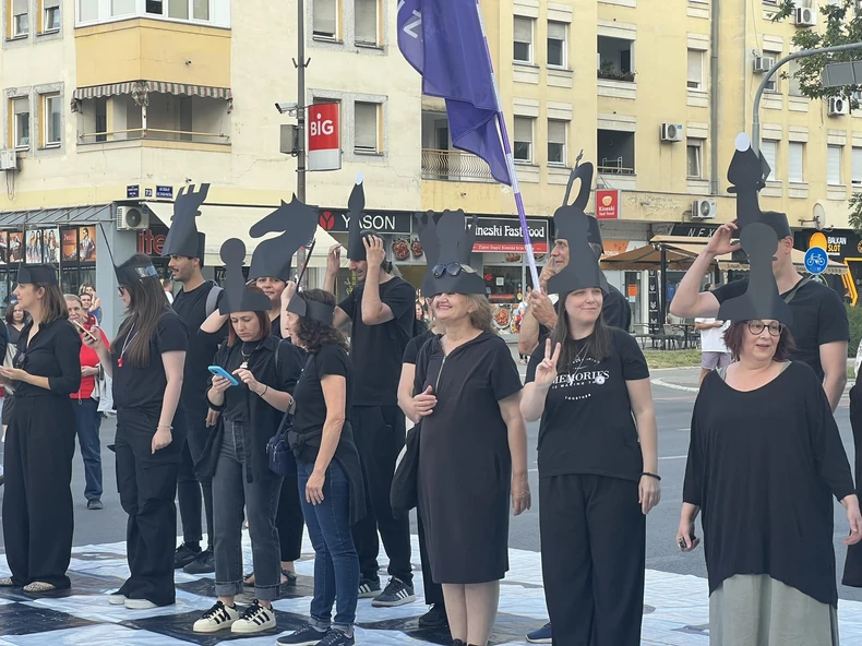 Građani i studenti u Novom Sadu igraju šah