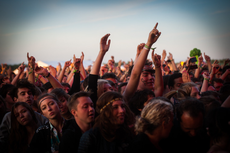 Publiczność pod sceną na festiwalu Heineken Open'er (fot. Monika Stolarska/Onet)