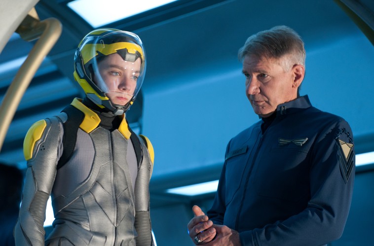 Asa Butterfield i Harrison Ford w filmie 'Gra Endera'