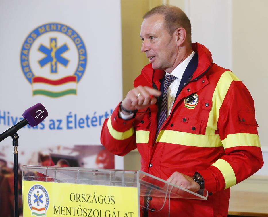 Kicsit kikapcsolódott a leghíresebb mentős. Fotó: Blikk/ Fuszek Gábor