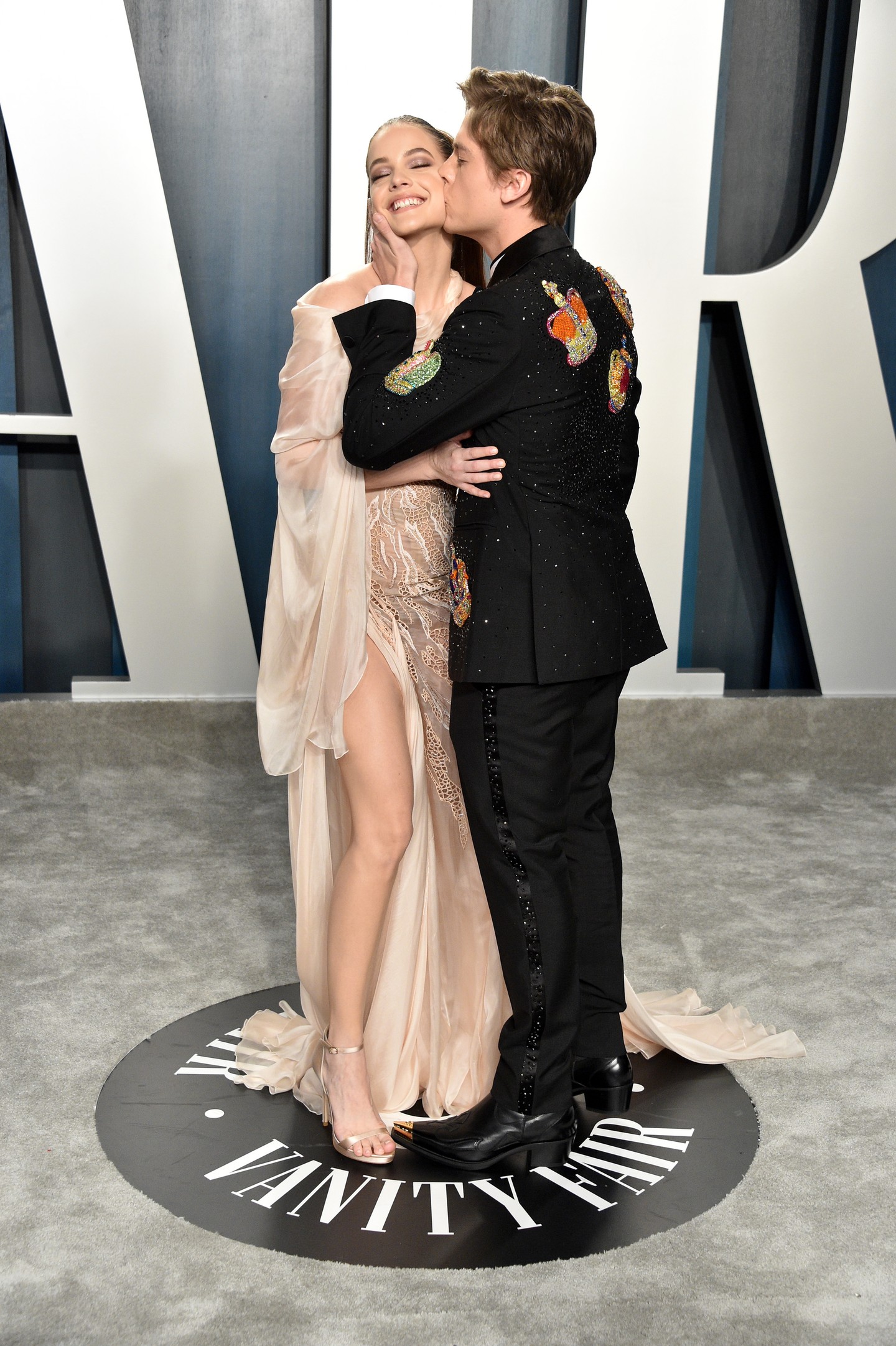 Dylan Sprouse hatalmas cuppanós puszit nyomott Palvin Barbara arcára