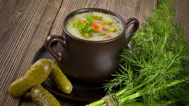 ogórkowa z ryżem - tradycyjna zupa o wyrazistym smaku. domowy przepis,