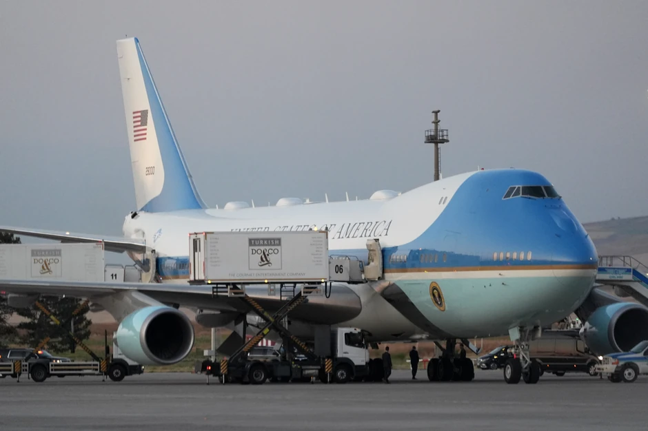 Predsednički avion Air Force One u Ankari - vidi se i kamion za ketering